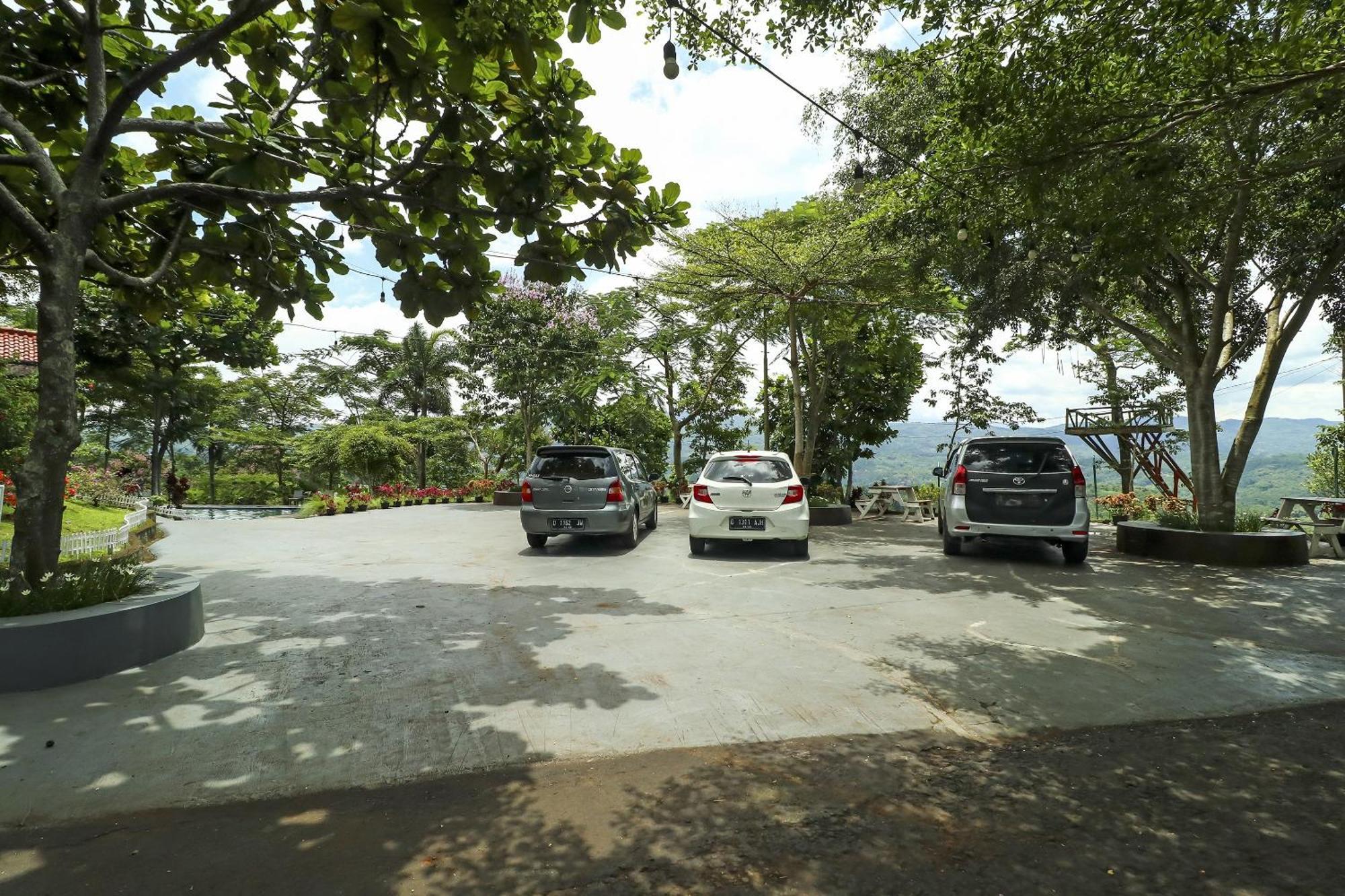 OYO Homes 90956 Desa Wisata Guranteng Pendjalu Exterior foto