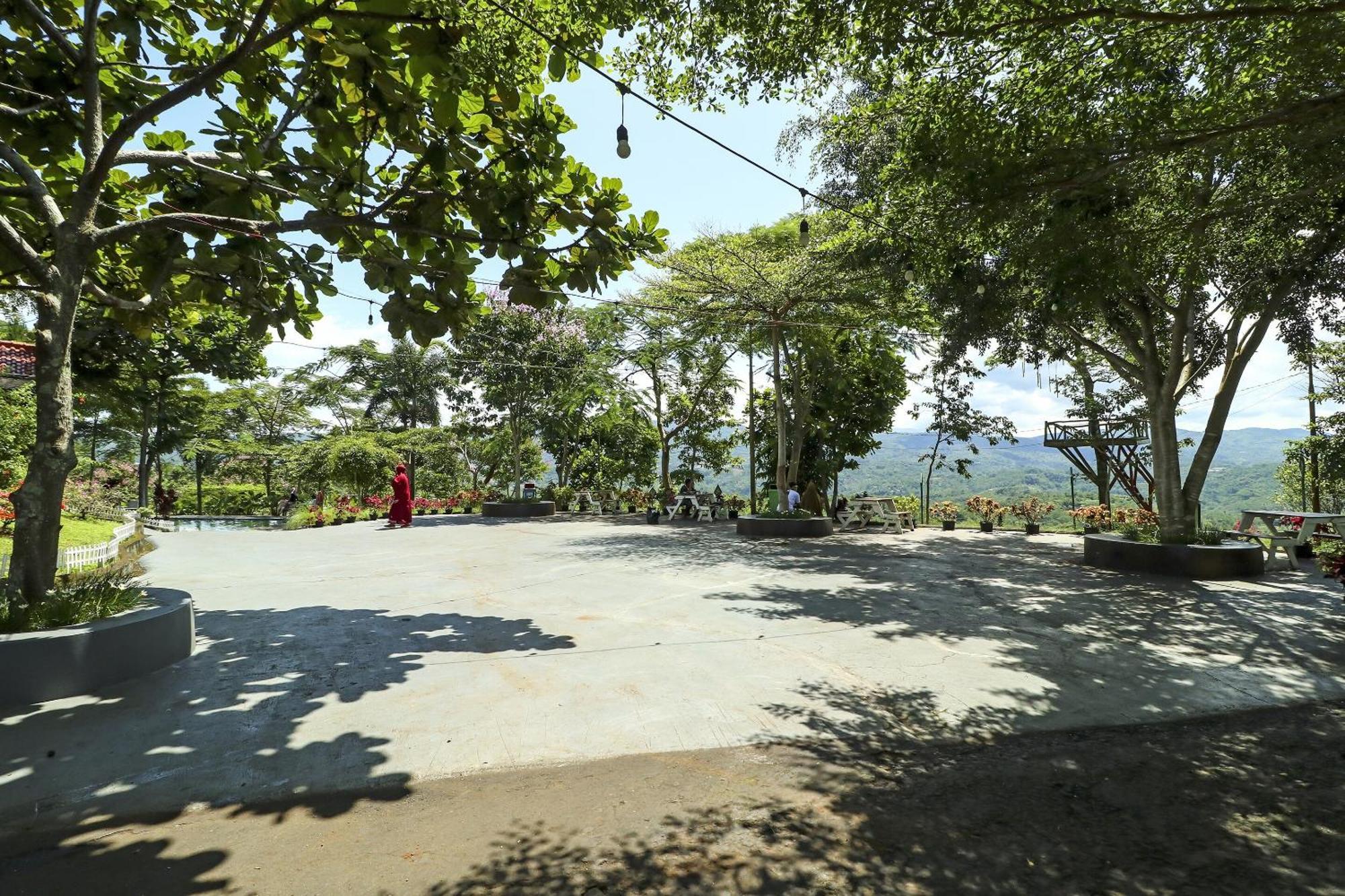 OYO Homes 90956 Desa Wisata Guranteng Pendjalu Exterior foto