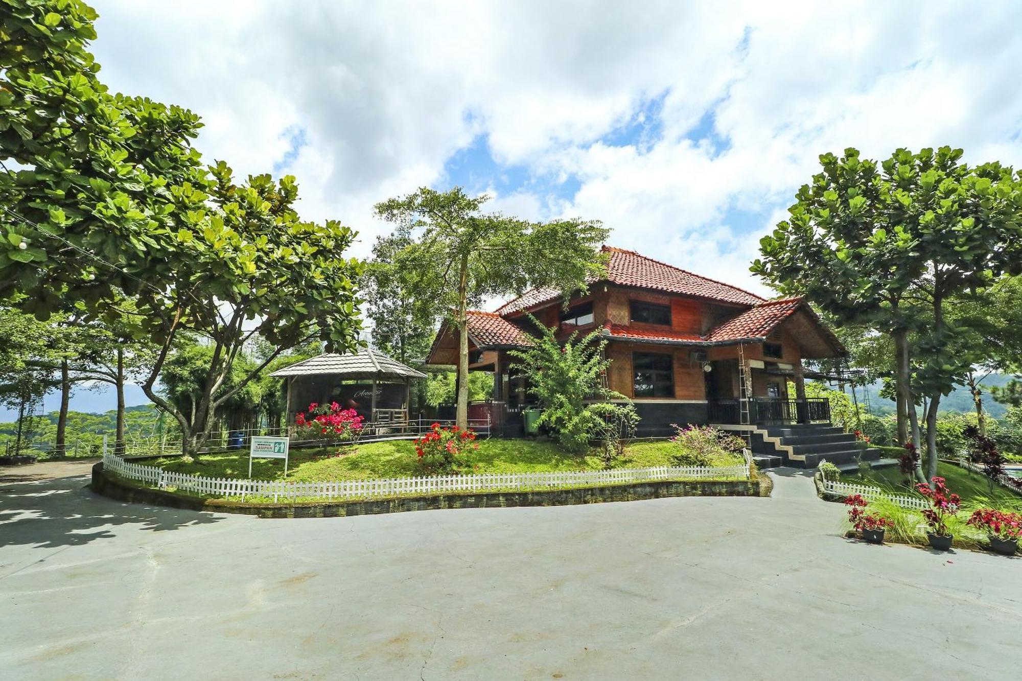 OYO Homes 90956 Desa Wisata Guranteng Pendjalu Exterior foto